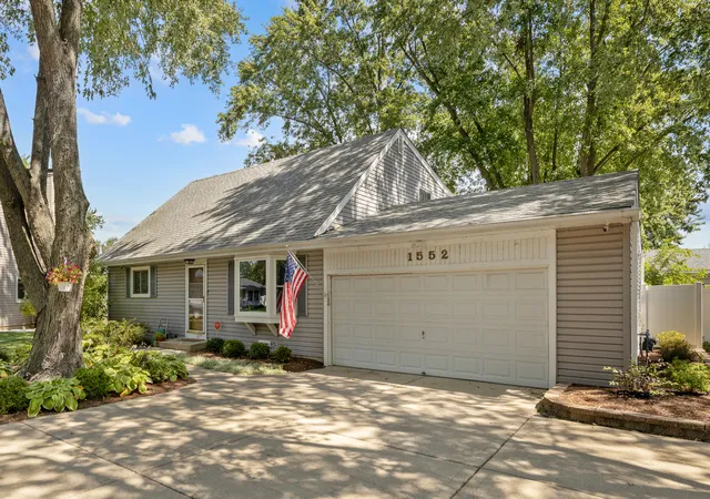 Photo 2 of Single family home for sale at 1552 Jobe Ave, St. Charles, IL 60174 | MLS# 12752774 | Listing updated on 2026-09-13