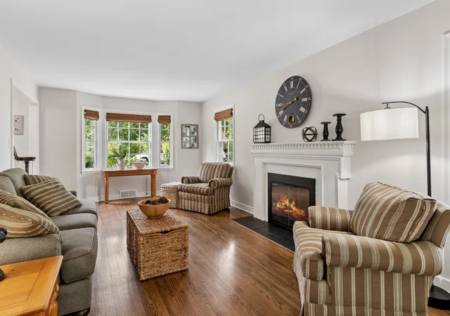 Photo 2 of Single family home for sale at 130 Ingleside Ave, Aurora, IL 60506 | MLS# 12752776 | Listing updated on 2026-09-15