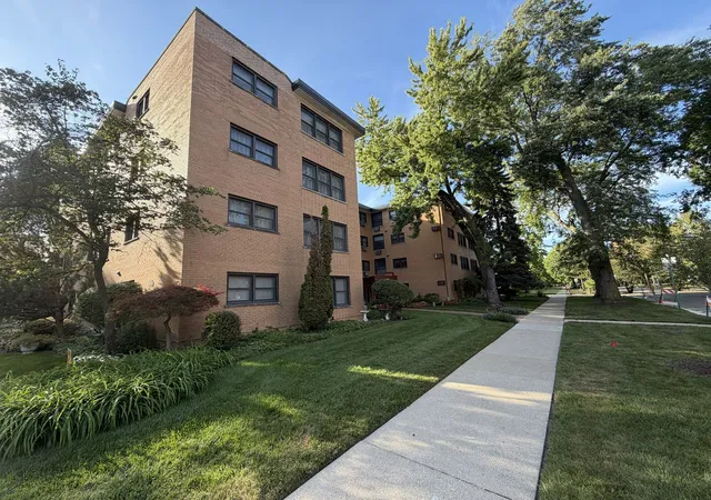 Photo 1 of Condo for sale at 500 Washington Blvd #102, Oak Park, IL 60302 | MLS# 12752789 | Listing updated on 2026-09-14