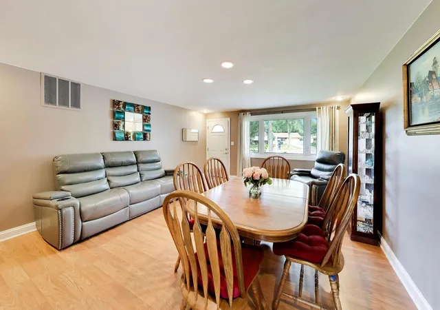 Photo 4 of Single family home for sale at 427 Kent Ct, Schaumburg, IL 60193 | MLS# 12752808 | Listing updated on 2026-09-23