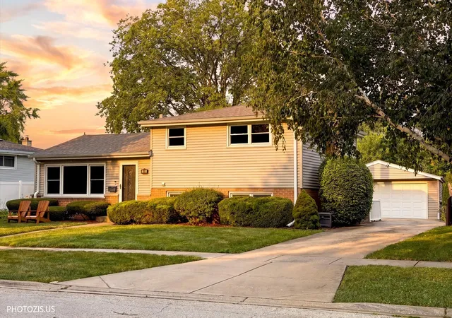 Photo 1 of Single family home for sale at 148 Jeffery Ln, Des Plaines, IL 60018 | MLS# 12752811 | Listing updated on 2026-09-14