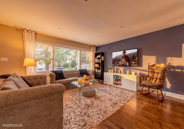 Photo 2 of Single family home for sale at 148 Jeffery Ln, Des Plaines, IL 60018 | MLS# 12752811 | Listing updated on 2026-09-14