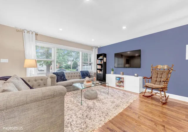 Photo 4 of Single family home for sale at 148 Jeffery Ln, Des Plaines, IL 60018 | MLS# 12752811 | Listing updated on 2026-09-14