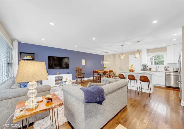 Photo 3 of Single family home for sale at 148 Jeffery Ln, Des Plaines, IL 60018 | MLS# 12752811 | Listing updated on 2026-10-20
