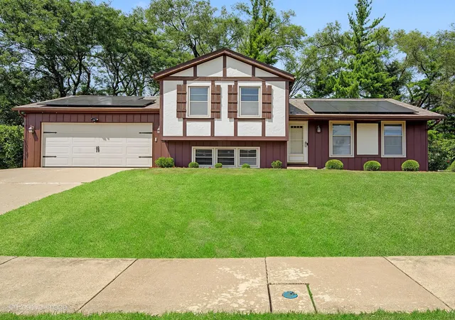 Photo 1 of Single family home for sale at 800 Marston Ave Ne, Glen Ellyn, IL 60137 | MLS# 12752816 | Listing updated on 2026-09-23