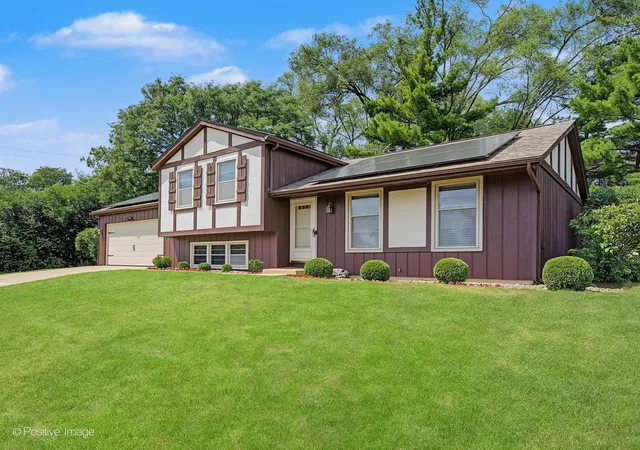 Photo 2 of Single family home for sale at 800 Marston Ave Ne, Glen Ellyn, IL 60137 | MLS# 12752816 | Listing updated on 2026-09-23