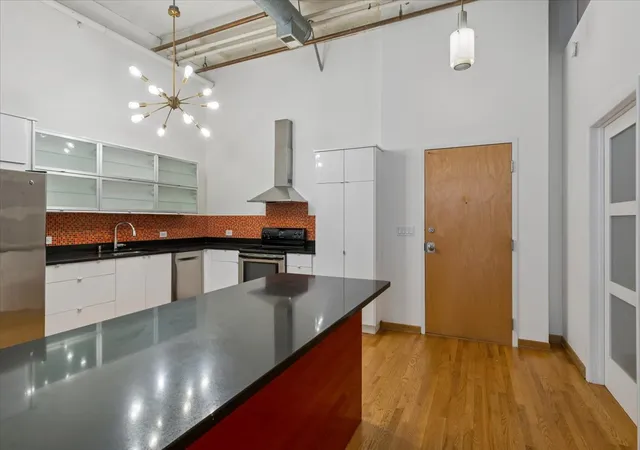 Listing Photo 4 - Condo for sale in building located at 1800 W Roscoe St, Chicago, IL 60657 - Unit #521