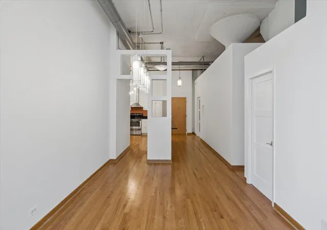 Listing Photo 5 - Condo for sale in building located at 1800 W Roscoe St, Chicago, IL 60657 - Unit #521
