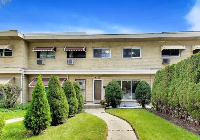Townhouse for sale at 829 Dodge Ave, Evanston, IL 60202 | MLS# 12752839