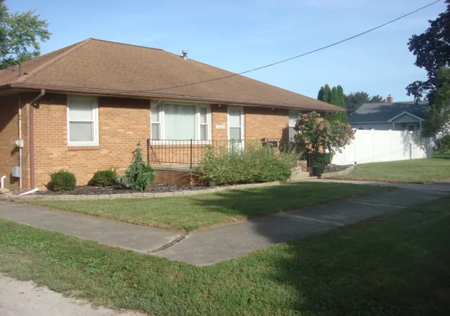 Single family home for sale at 1004 Holcomb St, Streator, IL 61364 | MLS# 12752859