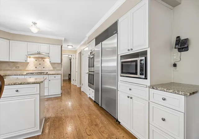 Photo 4 of Single family home for sale at 6402 Indian Head Ct, Indian Head Park, IL 60525 | MLS# 12752861 | Listing updated on 2026-10-20