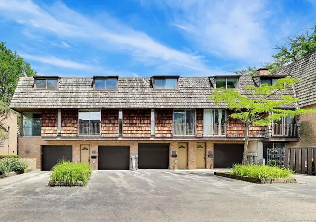 Photo 1 of Townhouse for sale at 454 W Lageschulte St, Barrington, IL 60010 | MLS# 12752884 | Listing updated on 2026-09-14