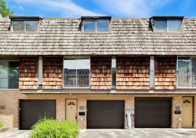 Photo 2 of Townhouse for sale at 454 W Lageschulte St, Barrington, IL 60010 | MLS# 12752884 | Listing updated on 2026-09-14