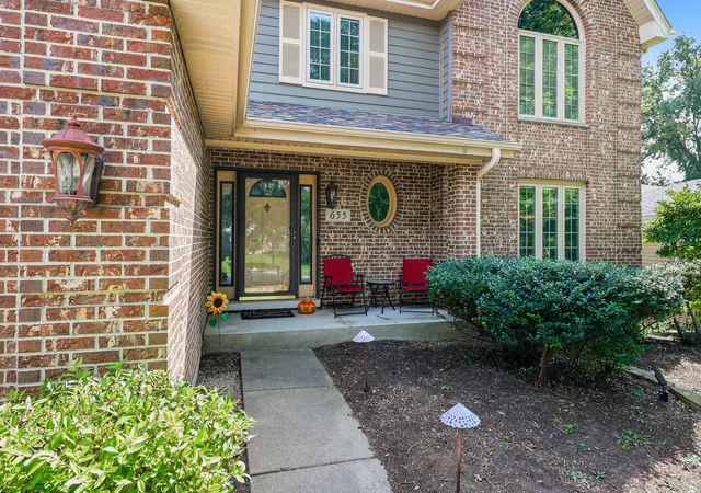 Photo 2 of Single family home for sale at 655 Crest Dr, Cary, IL 60013 | MLS# 12752927 | Listing updated on 2026-09-21