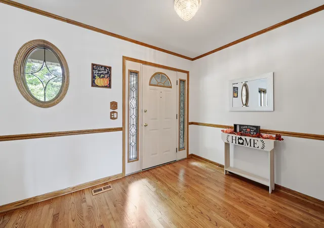 Photo 3 of Single family home for sale at 655 Crest Dr, Cary, IL 60013 | MLS# 12752927 | Listing updated on 2026-09-21