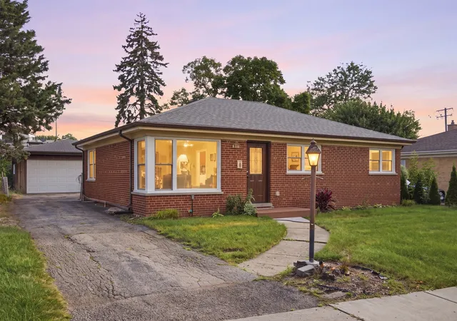 Photo 1 of Single family home for sale at 33 Cranbrook Dr, Des Plaines, IL 60016 | MLS# 12752978 | Listing updated on 2026-09-15