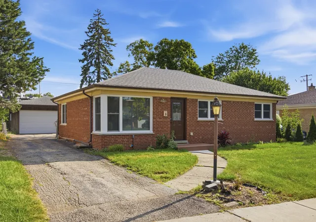 Photo 2 of Single family home for sale at 33 Cranbrook Dr, Des Plaines, IL 60016 | MLS# 12752978 | Listing updated on 2026-09-15