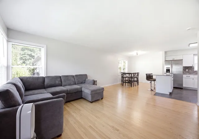 Photo 3 of Single family home for sale at 33 Cranbrook Dr, Des Plaines, IL 60016 | MLS# 12752978 | Listing updated on 2026-09-15