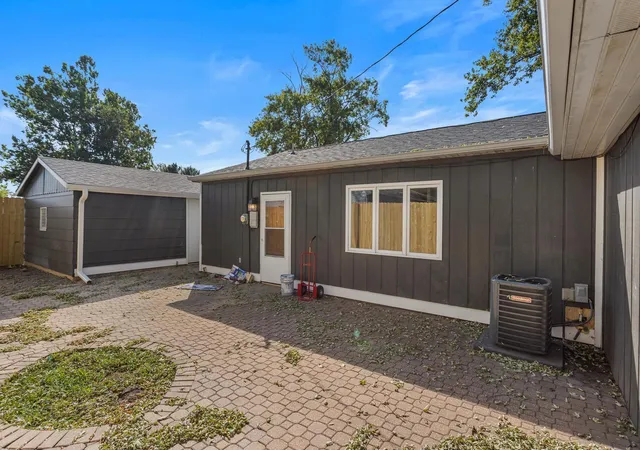 Photo 4 of Single family home for sale at 2424 E Washington Dr, Urbana, IL 61802 | MLS# 12753005 | Listing updated on 2026-09-23