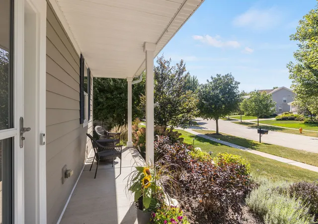 Photo 3 of Single family home for sale at 422 W Amberside Dr, Elgin, IL 60124 | MLS# 12753016 | Listing updated on 2026-09-20