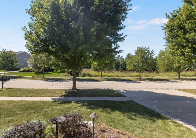 Photo 3 of Single family home for sale at 422 W Amberside Dr, Elgin, IL 60124 | MLS# 12753016 | Listing updated on 2026-09-20