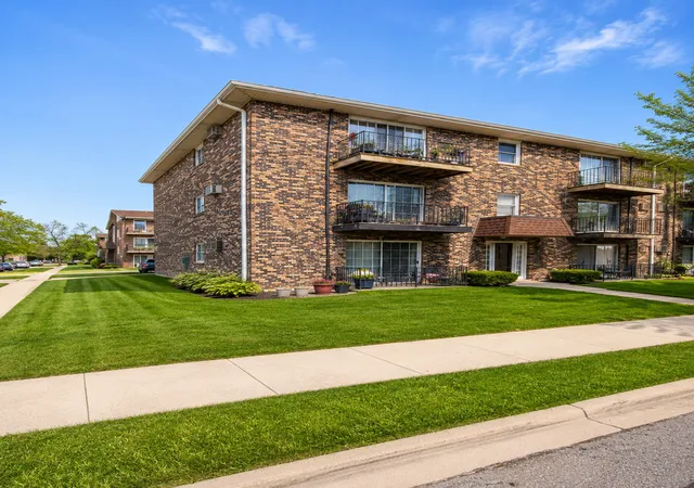 Listing Photo 2 - Condo for sale in building located at 7101 Oconnell Dr, Chicago Ridge, IL 60415 - Unit #2C