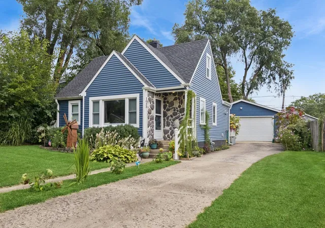 Photo 2 of Single family home for sale at 1033 Crescent Ct, Round Lake Beach, IL 60073 | MLS# 12753077 | Listing updated on 2026-09-16