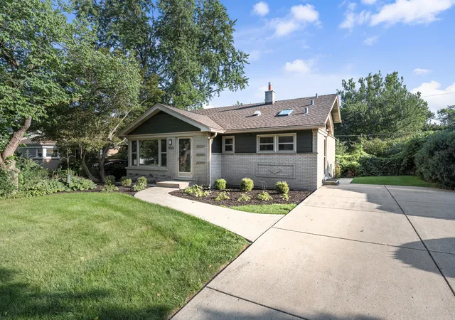 Photo 2 of Single family home for sale at 1505 W Euclid Ave, Arlington Heights, IL 60005 | MLS# 12753089 | Listing updated on 2026-09-24
