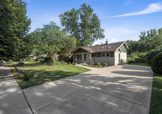 Photo 3 of Single family home for sale at 1505 W Euclid Ave, Arlington Heights, IL 60005 | MLS# 12753089 | Listing updated on 2026-09-24