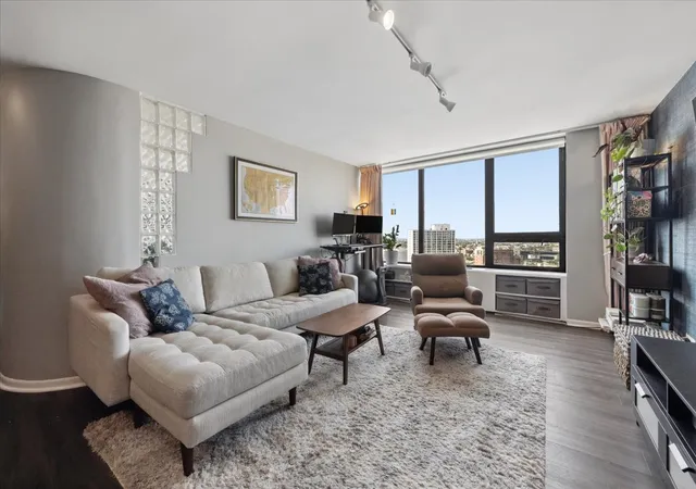 Photo 2 of Sale Pending at 3930 N Pine Grv Ave #2612, Chicago, IL 60613 | MLS# 12753130 | Listing updated on 2026-10-07