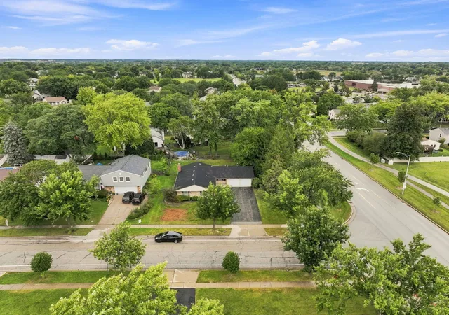 Photo 2 of Single family home for sale at 1600 Cambourne Ln, Schaumburg, IL 60194 | MLS# 12753165 | Listing updated on 2026-09-19