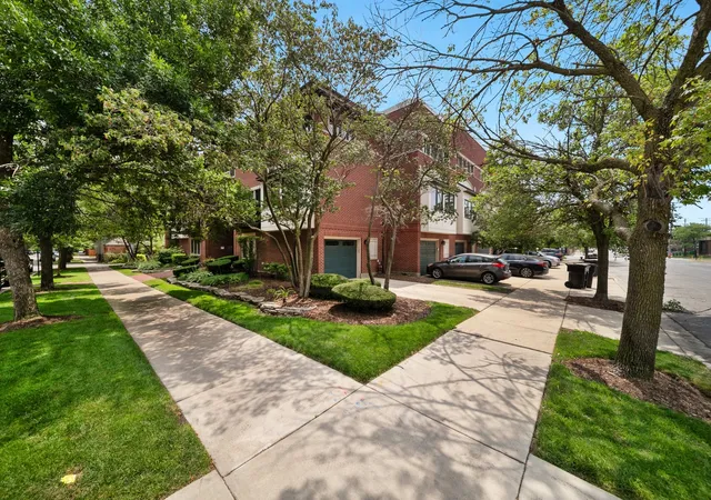 Photo 3 of Townhouse for sale at 2455 W Ohio St #8E, Chicago, IL 60612 | MLS# 12753178 | Listing updated on 2026-09-14