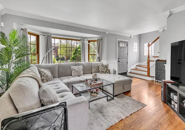 Photo 3 of Single family home for sale at 10006 S Artesian Ave, Chicago, IL 60655 | MLS# 12753186 | Listing updated on 2026-09-14