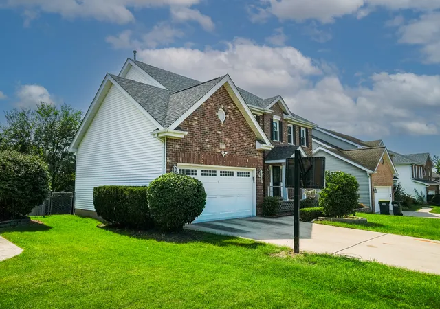 Photo 3 of Single family home for sale at 17 Chapel Hl Ct, Westmont, IL 60559 | MLS# 12753219 | Listing updated on 2026-09-14