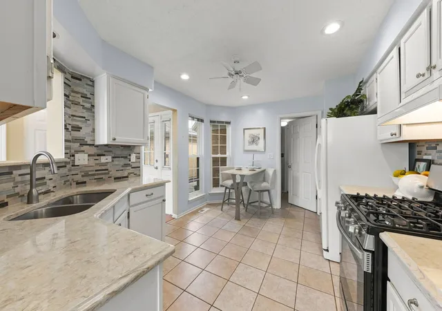Photo 2 of Townhouse for sale at 314 Cimarron Rd, Lombard, IL 60148 | MLS# 12753275 | Listing updated on 2026-09-25