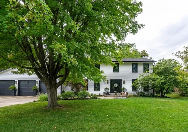 Photo 2 of Single family home for sale at 2202 Hedgewood Dr, Bloomington, IL 61704 | MLS# 12753283 | Listing updated on 2026-09-20