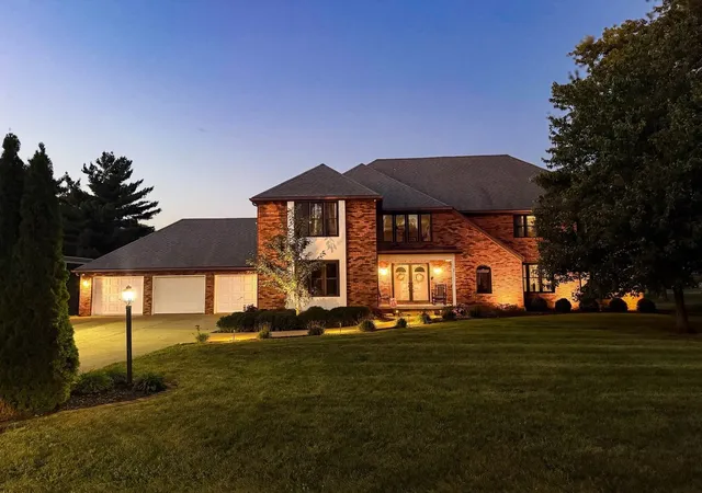 Photo 3 of Single family home for sale at 7 Pinehurst Dr, Mattoon, IL 61938 | MLS# 12753416 | Listing updated on 2026-09-15