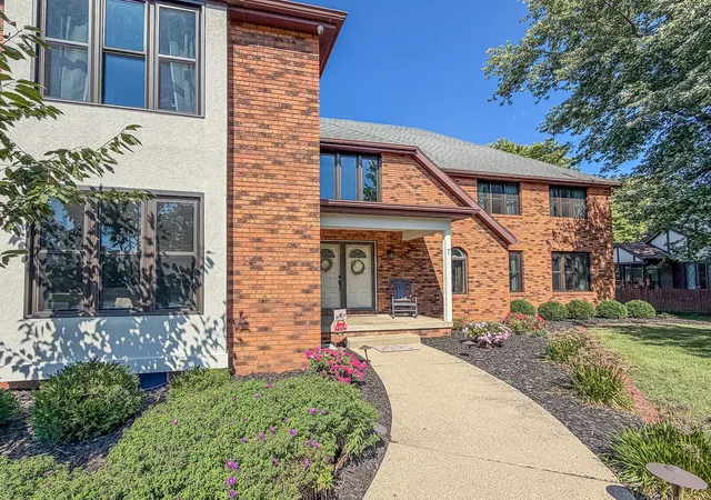 Photo 3 of Single family home for sale at 7 Pinehurst Dr, Mattoon, IL 61938 | MLS# 12753416 | Listing updated on 2026-09-15