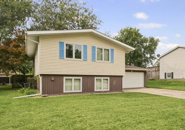 Photo 4 of Single family home for sale at 814 Pinecrest Dr, Rantoul, IL 61866 | MLS# 12753417 | Listing updated on 2026-09-21