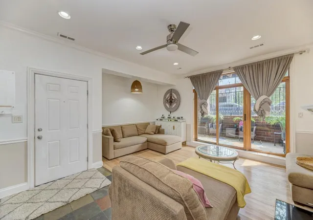 Listing Photo 4 - Condo for sale in building located at 4222 S King Dr, Chicago, IL 60653 - Unit #1S