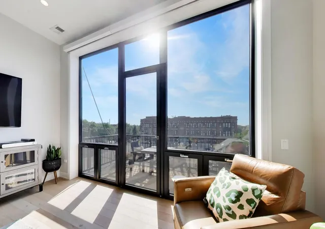 Listing Photo 4 - Condo for sale in building located at 2405 W Iowa St, Chicago, IL 60622 - Unit #402