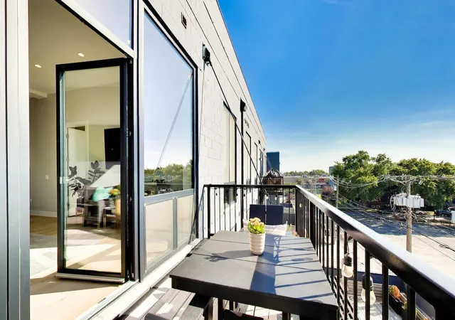 Listing Photo 5 - Condo for sale in building located at 2405 W Iowa St, Chicago, IL 60622 - Unit #402