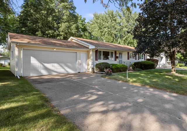 Photo 2 of Single family home for sale at 543 40th Avenue, East Moline, IL 61244 | MLS# 12753477 | Listing updated on 2026-09-14