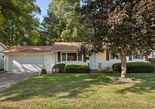 Photo 2 of Single family home for sale at 543 40th Avenue, East Moline, IL 61244 | MLS# 12753477 | Listing updated on 2026-09-14