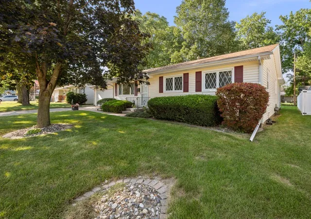 Photo 3 of Single family home for sale at 543 40th Avenue, East Moline, IL 61244 | MLS# 12753477 | Listing updated on 2026-09-14