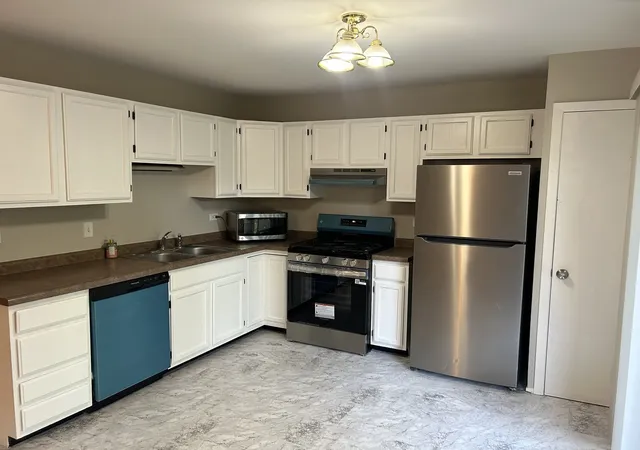 Photo 4 of Townhouse for sale at 1116 Stratford Ln, Algonquin, IL 60102 | MLS# 12753478 | Listing updated on 2026-09-15
