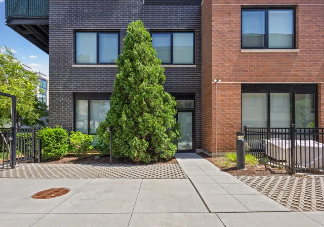 Photo 2 of Condo for sale at 1648 W Division St #110, Chicago, IL 60622 | MLS# 12753491 | Listing updated on 2026-10-08