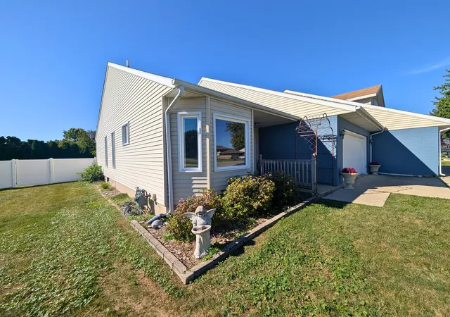 Photo 2 of Townhouse for sale at 801 W Mckinley Rd, Ottawa, IL 61350 | MLS# 12753526 | Listing updated on 2026-09-15