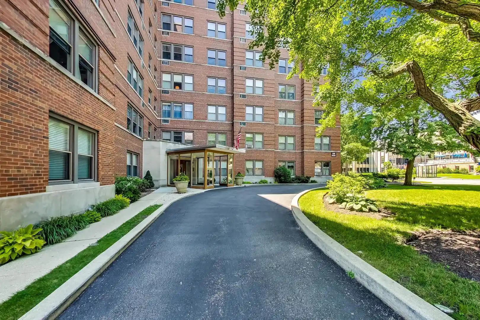 Listing Photo 2 - Condo for sale in 1585 Ridge Ave located at 1585 Ridge Ave, Evanston, IL 60201 - Unit #505