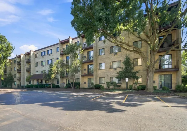 Listing Photo 2 - Condo for sale in building located at 7231 Wolf Rd, Indian Head Park, IL 60525 - Unit #208